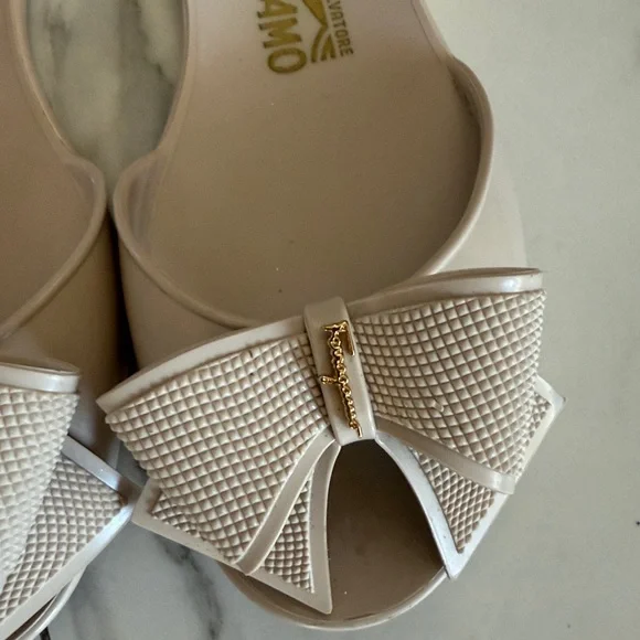Ferragamo size 9 beige jelly shoes - Picture 3 of 7